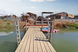 Riverside Flag Hill - click for photo gallery